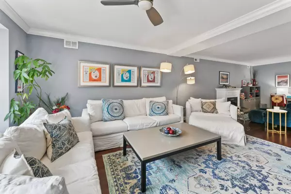 506 W Roscoe ST #201, Chicago, IL 60657