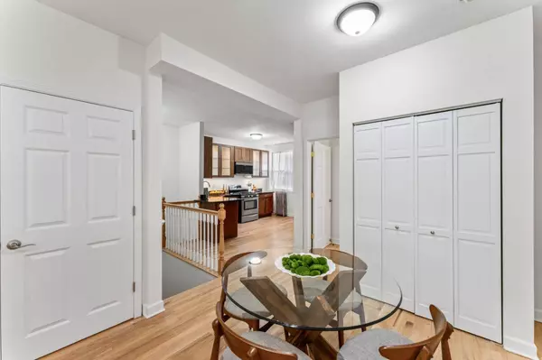 1520 W Belle Plaine AVE #1, Chicago, IL 60613