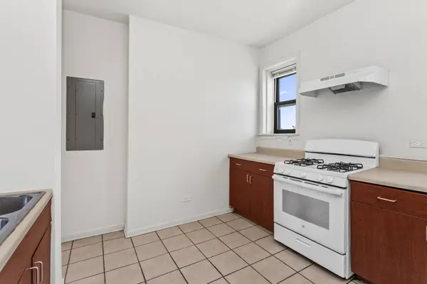 4031 W Gladys AVE, Chicago, IL 60624