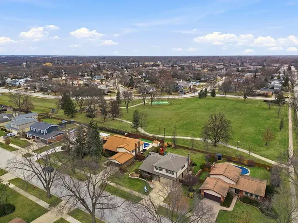 2126 E Waverly LN, Arlington Heights, IL 60004