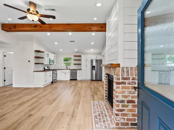 305 County Park DR, League City, TX 77573