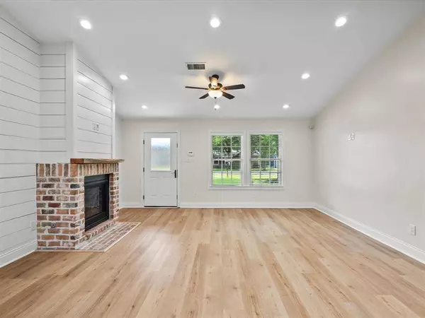 305 County Park DR, League City, TX 77573