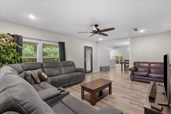 705 W Coombs ST, Alvin, TX 77511