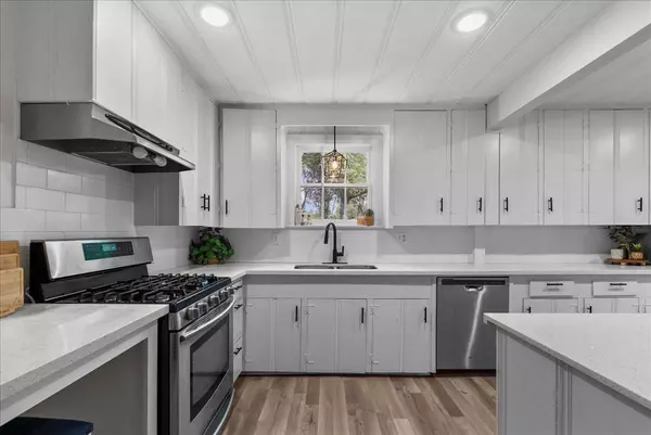 705 W Coombs ST, Alvin, TX 77511