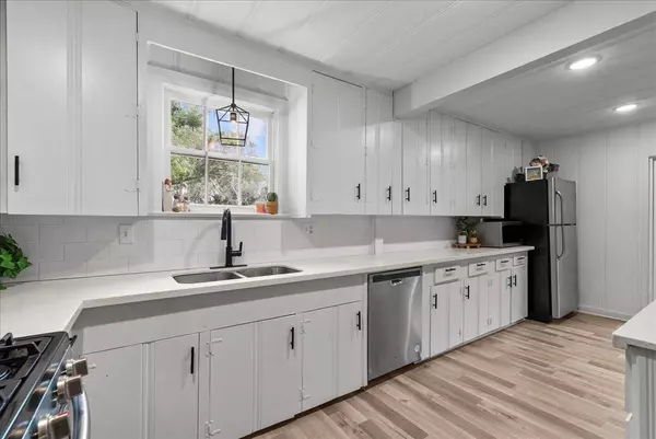 705 W Coombs ST, Alvin, TX 77511