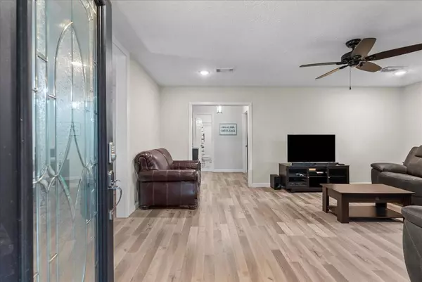 705 W Coombs ST, Alvin, TX 77511