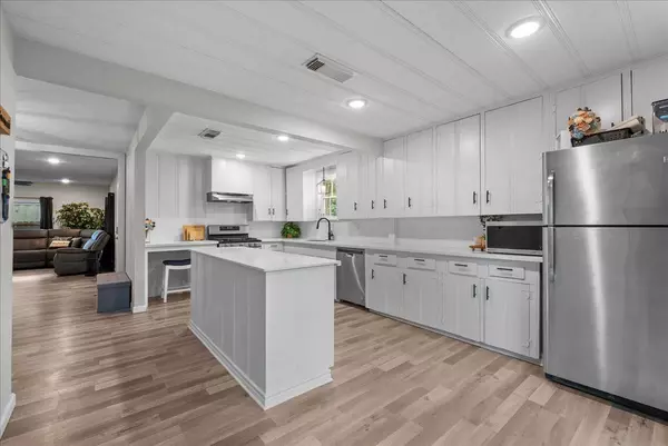 705 W Coombs ST, Alvin, TX 77511