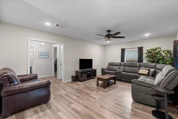 705 W Coombs ST, Alvin, TX 77511