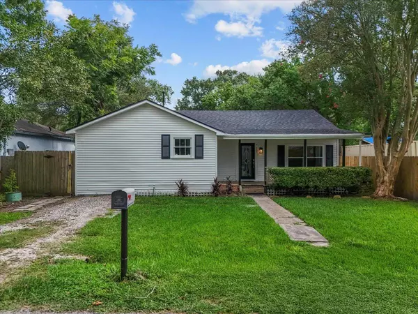 705 W Coombs ST, Alvin, TX 77511