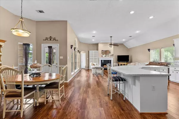 700 Sherwood Forest DR, Dickinson, TX 77539