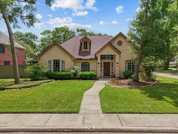 700 Sherwood Forest DR, Dickinson, TX 77539