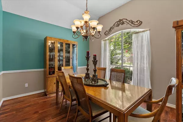 700 Sherwood Forest DR, Dickinson, TX 77539