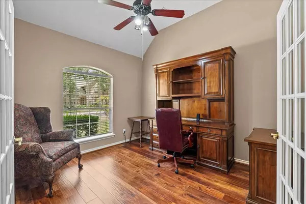 700 Sherwood Forest DR, Dickinson, TX 77539