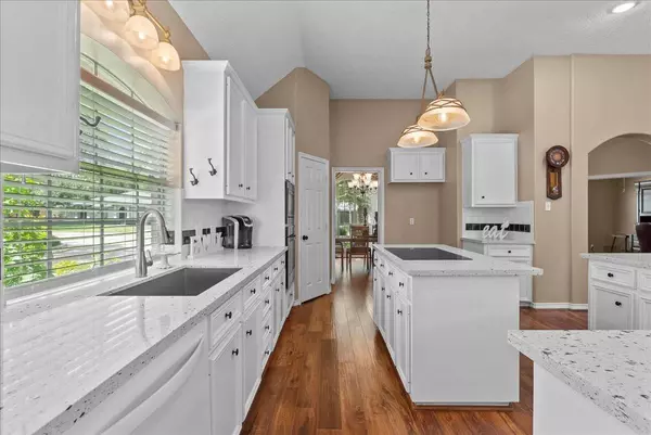 700 Sherwood Forest DR, Dickinson, TX 77539