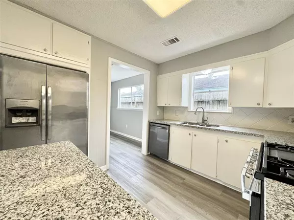 1302 Cypress ST, Alvin, TX 77511