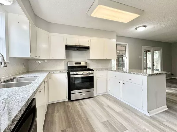 1302 Cypress ST, Alvin, TX 77511