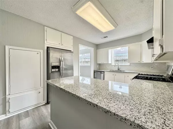 1302 Cypress ST, Alvin, TX 77511