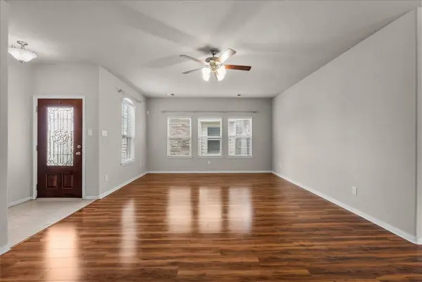 5111 Bay LN, Bacliff, TX 77518