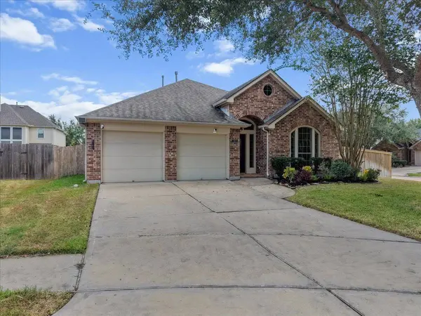2805 Enchanted Lake DR, Pearland, TX 77584