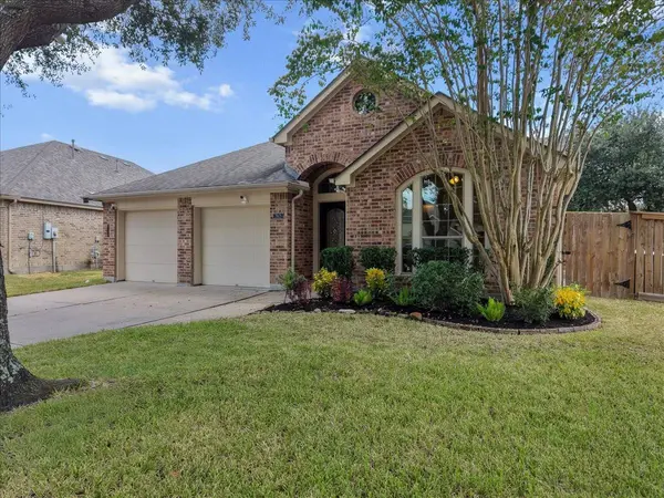 2805 Enchanted Lake DR, Pearland, TX 77584