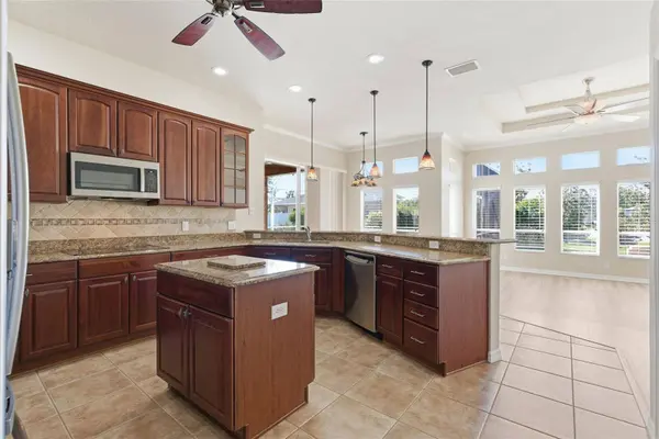 915 VISTA VERDE LN, Sun City Center, FL 33573