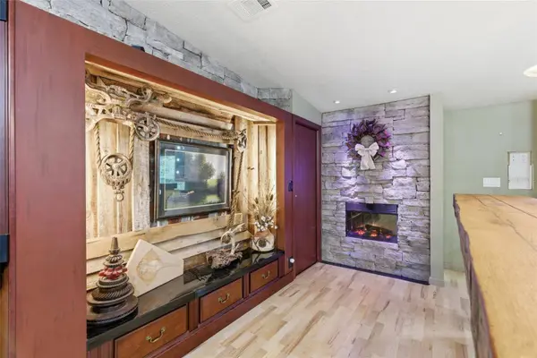 9101 WOOD TERRACE DR, Tampa, FL 33637