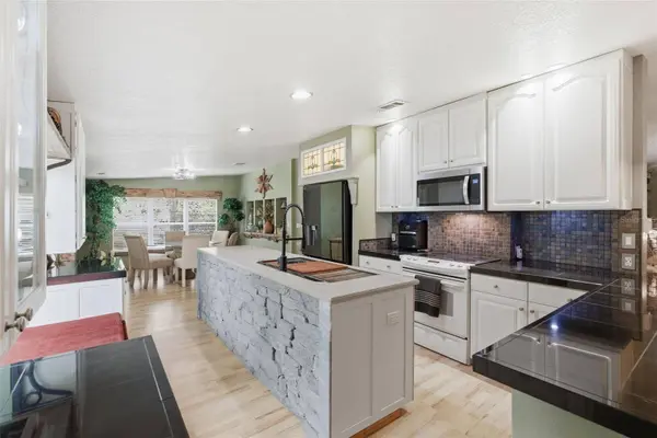 9101 WOOD TERRACE DR, Tampa, FL 33637