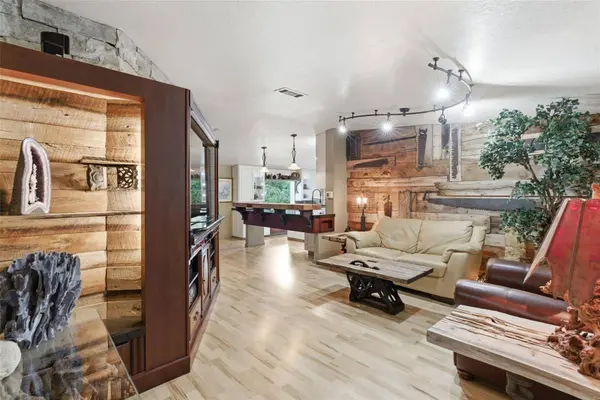 9101 WOOD TERRACE DR, Tampa, FL 33637