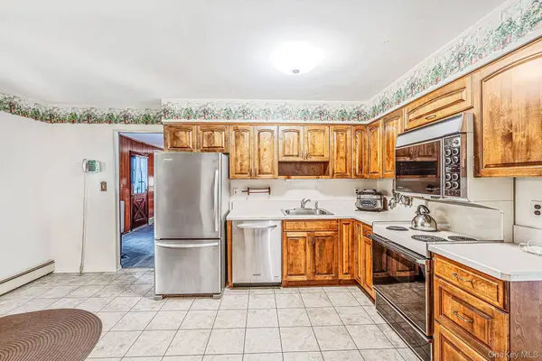 4 Middlesex PL, Northport, NY 11768