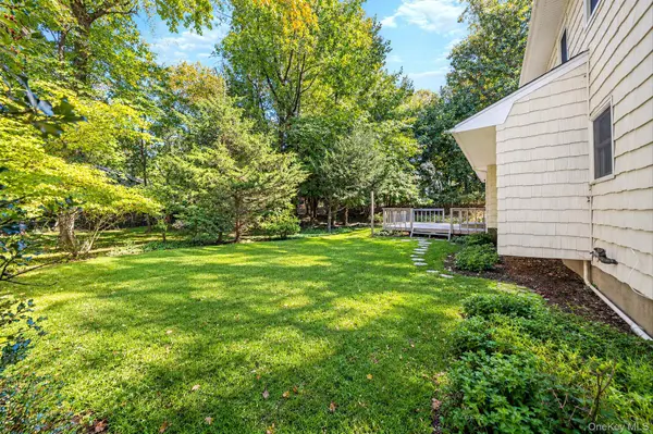 4 Middlesex PL, Northport, NY 11768