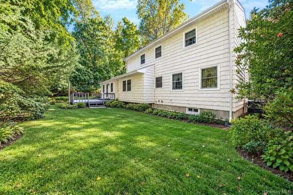 4 Middlesex PL, Northport, NY 11768