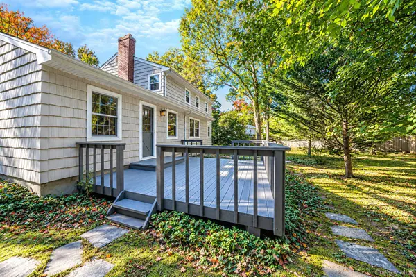 4 Middlesex PL, Northport, NY 11768