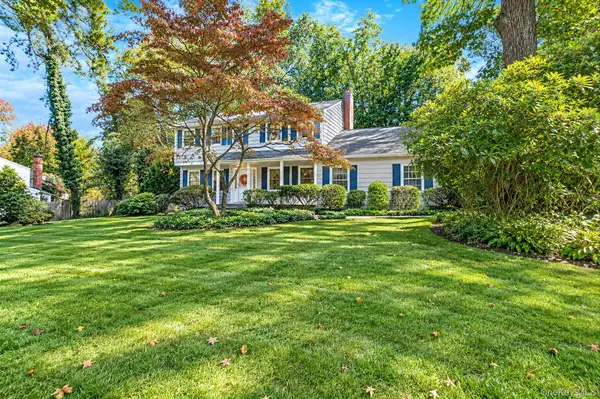 4 Middlesex PL, Northport, NY 11768
