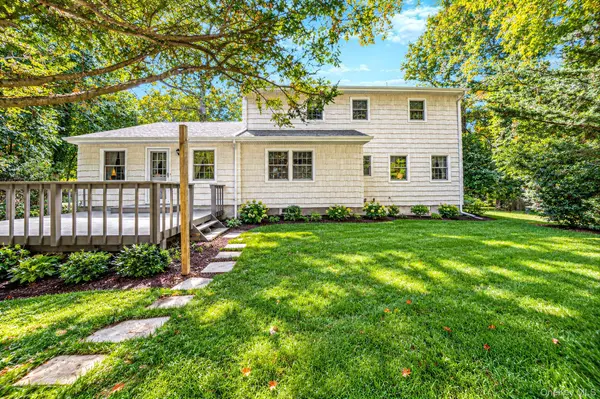 4 Middlesex PL, Northport, NY 11768
