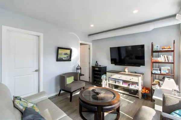 4 Heston ST NW, Calgary, AB T2K 2C1