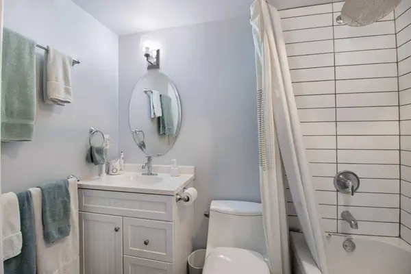 4 Heston ST NW, Calgary, AB T2K 2C1