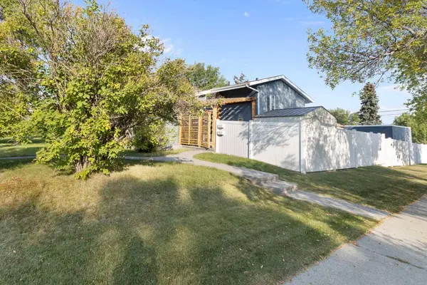 4 Heston ST NW, Calgary, AB T2K 2C1