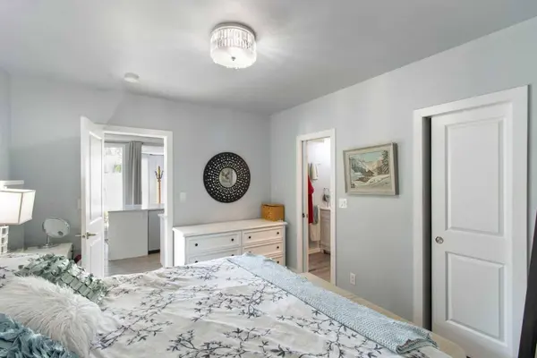 4 Heston ST NW, Calgary, AB T2K 2C1