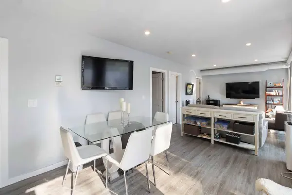 4 Heston ST NW, Calgary, AB T2K 2C1