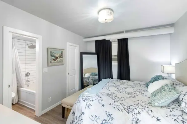 4 Heston ST NW, Calgary, AB T2K 2C1