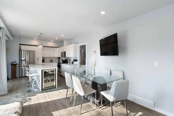 4 Heston ST NW, Calgary, AB T2K 2C1