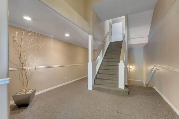 705 56 AVE SW #302, Calgary, AB T2V 0G9