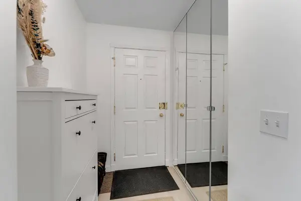 705 56 AVE SW #302, Calgary, AB T2V 0G9
