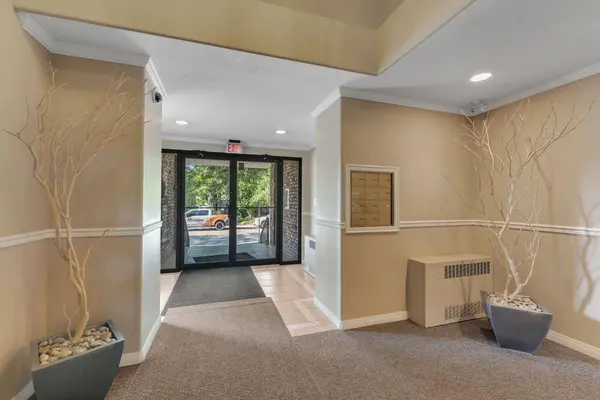 705 56 AVE SW #302, Calgary, AB T2V 0G9