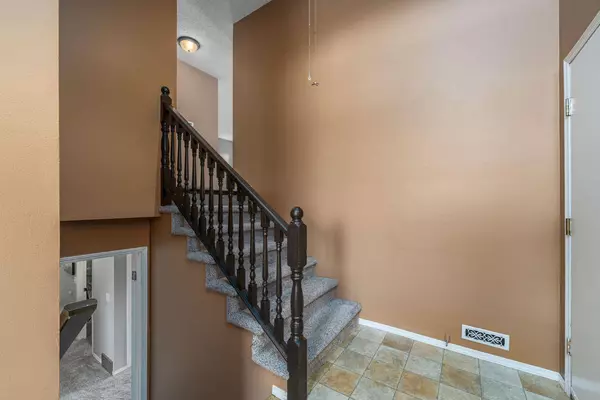 107 Downey PL, Okotoks, AB T1S1H3