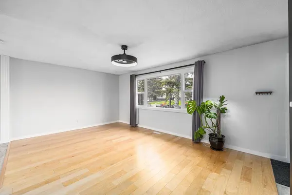 5207 5 AVE SE, Calgary, AB T2A4X9