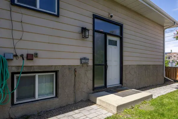 8A Arlington Bay SE, Calgary, AB T2H 2B2