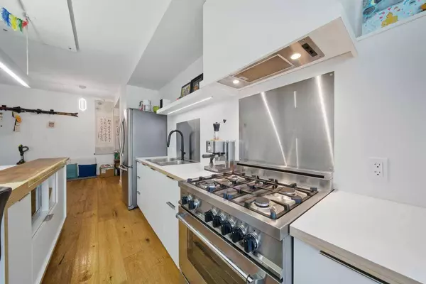 63 Inglewood PARK SE #205, Calgary, AB T2G 3W8