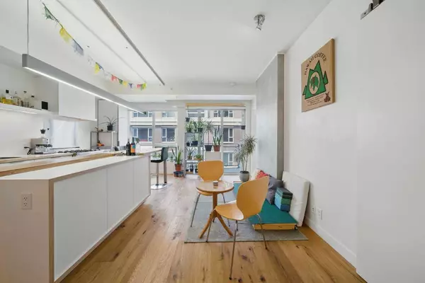 63 Inglewood PARK SE #205, Calgary, AB T2G 3W8