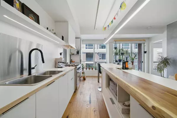 63 Inglewood PARK SE #205, Calgary, AB T2G 3W8